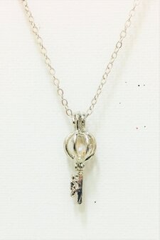 De Key Silver uit de Caged Pearl collectie van de Nigoja lijn biedt jou de klasse en luxe die je verdient. Deze mooie zilverkle