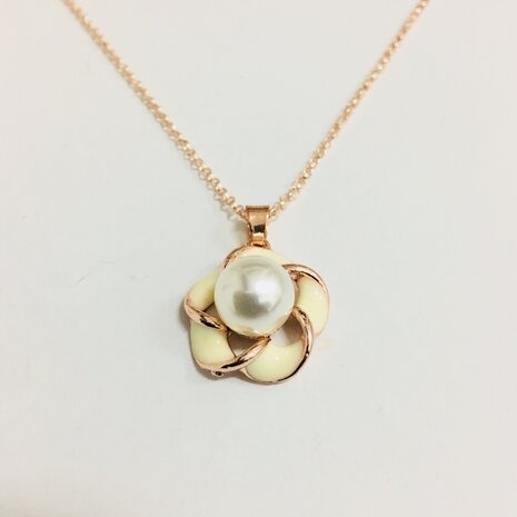 Necklace Ivory Pearl Gold